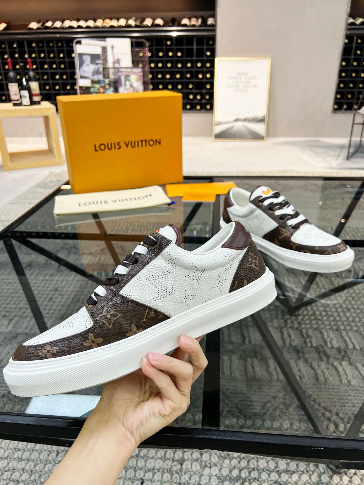 Factory price: 438💰LV top purchasing agent 🇮🇹 Lu Street Male God’s popular casual sneakers counter synchronized, uppers imported from Italy cowhide fabrics, colorful and complex handicrafts, imported water-dyed cowhide lining cowhide foot pads Soles: original soles specially provided by the factory, TPU exclusive movable molded soles super comfortable, original factory single goods, 🔍🔍high quality, you can enter and exit the counter at will, welcome to compare, code number 38-44 (45 can be ordered)
